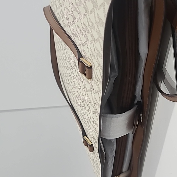 CHOOSE 80% SALE ✅ MICHAEL KORS BAGS✨ ALL NEW WITH TAGS - Picture 9 of 12